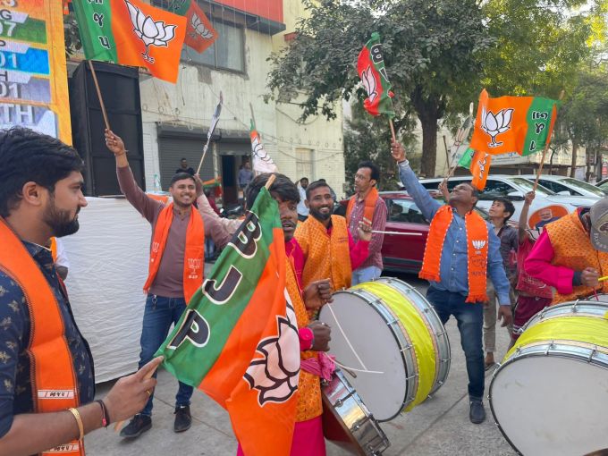 ભાજપનું  જીત તરફ પ્રયાણ બદલ મોટી સંખ્યામાં લોકોએ ઢોલ નગારા અને ભાજપના ઝંડા સાથે સેલિબ્રેશન કર્યું હોવાની તસવીર.