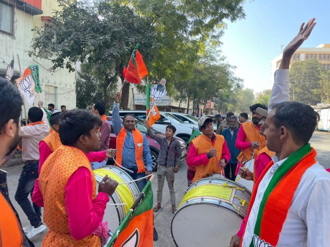 ગુજરાત ચૂંટણી પરિણામ વચ્ચે ભાજપ પ્રચંડ જીત તરફ પ્રયાણ કરતા લોકોમાં ભારે ઉત્સાહ સાથે સિલેબ્રેશન માટે રોડ પર નીકળ્યા. 