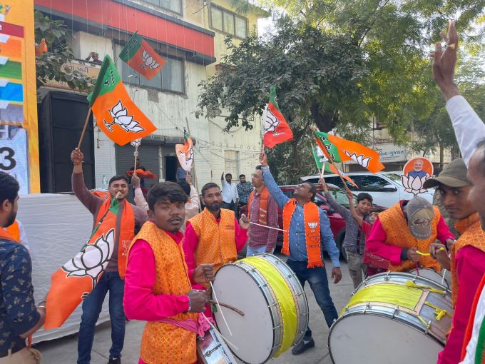 આ તસવીરમાં લોકો ભારે ઉત્સાહ અને ઉમંગ સાથે સેલિબ્રેશન કરતા હોવાનું જોવા મળી રહ્યું છે. 