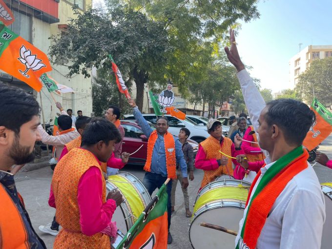 છેલ્લા 27 વર્ષથી ભાજપ ગુજરાતમાં શાસન ધરાવે છે. ત્યારે આ વખતે ભાજપ ઐતિહાસિક જીત મેળવે તેવા અંદેશા છે. હાલના પરિણામ પરથી લાગી રહ્યુ છે કે, ભાજપ વિધાનસભાની 182 બેઠકોમાંથી 150 આસપાસ બેઠક મેળવી શકે છે.