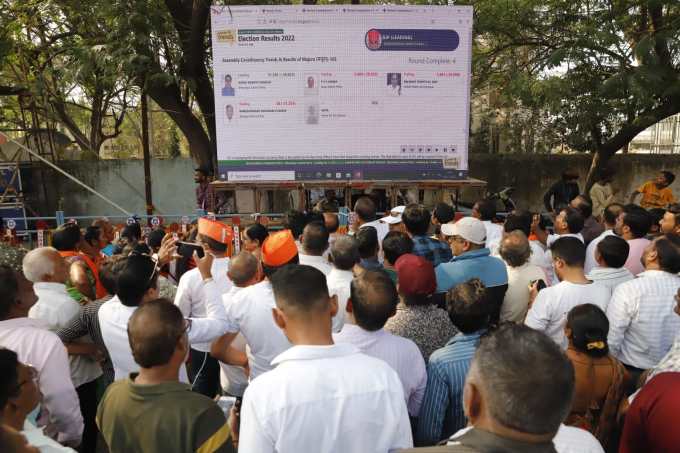 ભાજપની જીત તરફ પ્રયાણ કરતા મોટી સંખ્યામાં લોકો સેલિબ્રેશન માટે એકત્રિત થયા હોય તેવા દ્રશ્યો સામે આવ્યાં છે.