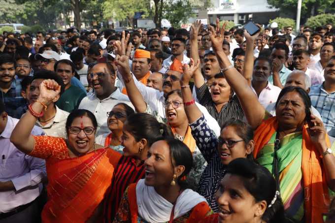 આ જશ્નમાં બહોળી સંખ્યામાં મહિલાઓ અને પુરૂષો જોવા મળી રહ્યા છે. 