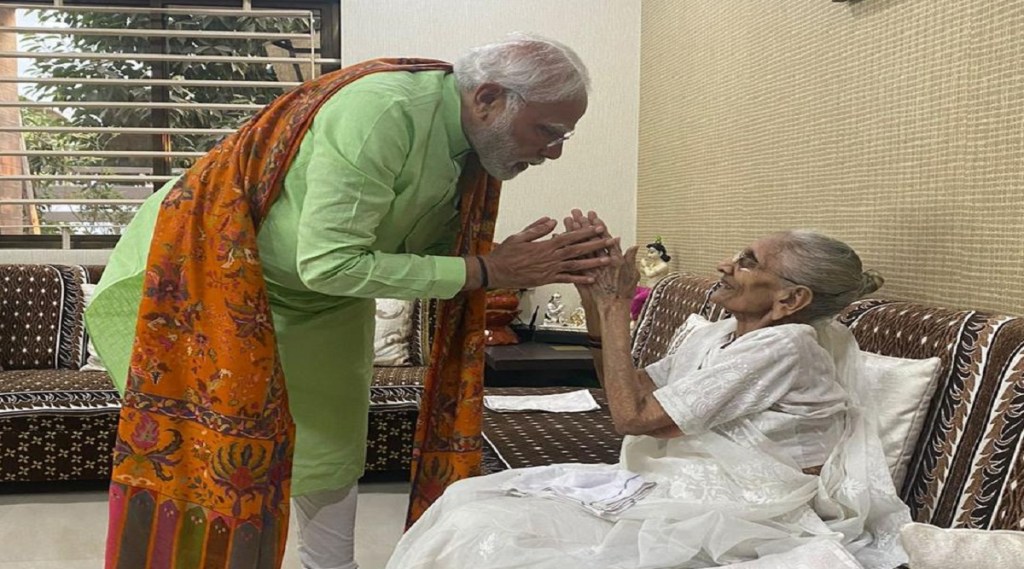 ગુજરાત વિધાનસભા ચૂંટણી: મતદાન પહેલા પીએમ નરેન્દ્ર મોદીએ માતા હીરાબાને મળી આશીર્વાદ લીધા ગુજરાત વિધાનસભા ચૂંટણી: મતદાન પહેલા પીએમ નરેન્દ્ર મોદીએ માતા હીરાબાને મળી આશીર્વાદ લીધા