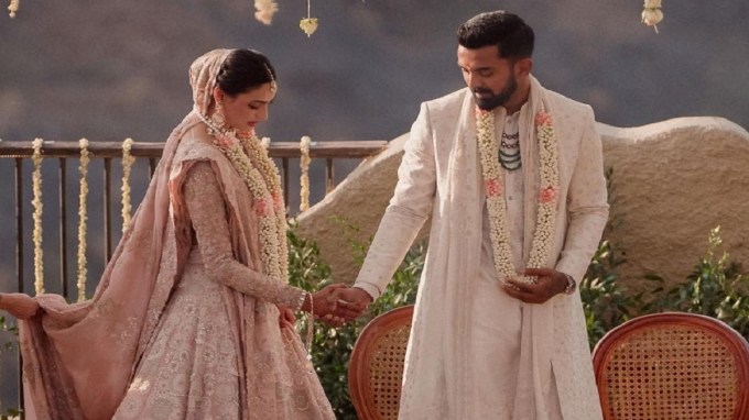 સુનીલ શેટ્ટી પોતાના પુત્ર અહાન શેટ્ટી સાથે ફોટોગ્રાફરોને મીઠાઇ વહેંચવા આવ્યા હતા. તેમણે ટિપ્પણી કરી કે કેવી રીતે તે હવે આધિકારિક રુપથી સસરા બની ગયા છે. શેર કરવામાં આવેલા એક વીડિયોમાં સુનીલ શેટ્ટી આભાર વ્યક્ત કરે છે. (તસવીર - કેએલ રાહુલ ફેસબુક)