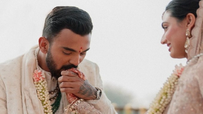 KL Rahul Athiya Shetty Got Married : ભારતીય ક્રિકેટર કેએલ રાહુલ અને અભિનેત્રી આથિયા શેટ્ટી લગ્નના બંધનમાં બંધાઇ ગયા છે. સુનીલ શેટ્ટીના ખંડાલા ફાર્મહાઉસમાં બન્નેએ લગ્નના સાત ફેરા લીધા હતા. (તસવીર - કેએલ રાહુલ ફેસબુક)
