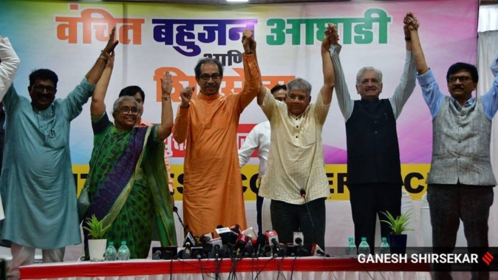 Maharashtra: બીએમસી ચૂંટણી પહેલા ઉદ્ધવ ઠાકરેનો મોટો રાજનીતિક દાવ, પ્રકાશ આંબેડકર સાથે મિલાવ્યો હાથ