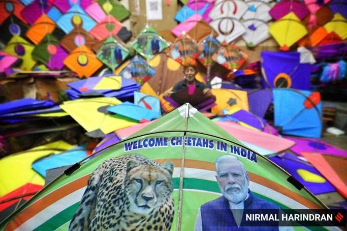 ગુજરાતમાં બે વર્ષ બાદ G20 થીમ 'વન અર્થ, વન ફેમિલી, વન ફ્યુચર'ની પર આધારિત 8 થી 14 જાન્યુઆરી દરમિયાન અમદાવાદ અને ગુજરાતના અન્ય શહેરોમાં ઇન્ટરનેશનલ કાઈટ ફેસ્ટિવલનું આયોજન કરવામાં આવશે. આ તસવીરમાં અમદાવાદના કાલુપુરમાં પતંગ બનાવવાના એક કારખાનામાં પીએમ નરેન્દ્ર મોદી અને ભારતમાં લાવવામાં આવેલા ચિત્તાની તસવીરવાળા વિશેષ પતંગ જોઈ શકાય છે. (એક્સપ્રેસ તસવીરઃ નિર્મલ હરીન્દ્રન)