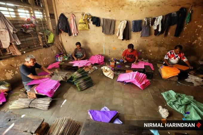 ઉત્તરાયણને ગણતરીના દિવસો બાકી છે ત્યારે ગુજરાતના પતંગના કારીગરો પતંગ બનાવવામાં વ્યસ્ત છે. અમદાવાદના કાલુપુરમાં પતંગ બનાવતા કારીગરો છે. (એક્સપ્રેસ તસવીરઃ નિર્મલ હરીન્દ્રન)