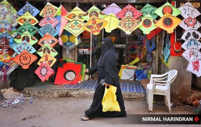 અમદાવાદના જમાલપુરના પતંગ બજારમાં આવેલી એક પતંગની દુકાની, જ્યાં વિવિધ પ્રકારના પતંગો વેચાણ માટે મૂકવામાં આવ્યા છે. (એક્સપ્રેસ તસવીરઃ નિર્મલ હરીન્દ્રન)