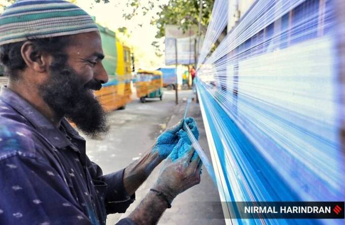 પતંગ ઉડાવવા માટે માંજો એટલે કે દોરી જેટલી મજબૂત અને તિક્ષ્ણ હશે તેટલી વધારે મજા આવશે. અમદાવાદના શાહપુર વિસ્તારમાં રસ્તાના કિનારે પતંગની દોરી રંગી રહેલા કારીગરો. (એક્સપ્રેસ તસવીરઃ નિર્મલ હરીન્દ્રન)