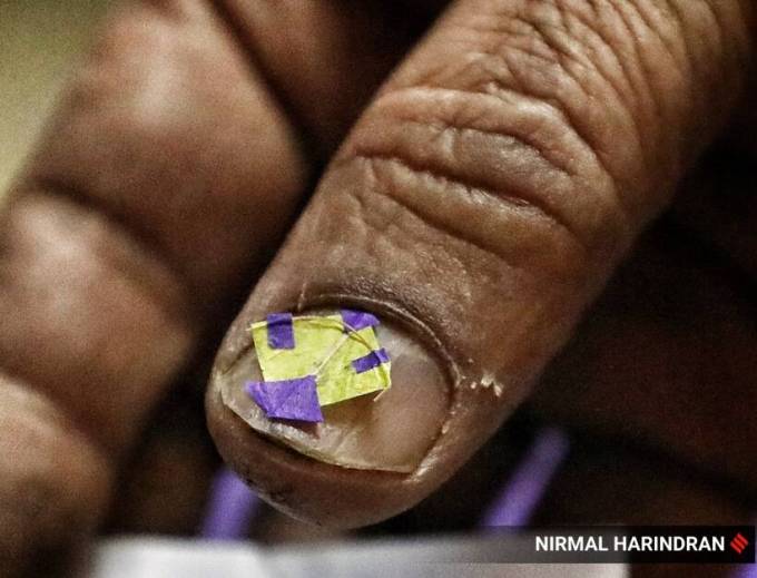 ઉત્તરાયણમાં નખ જેટલા નાના કદના પતંગથી લઇને વિશાળ કદના પતંગો આકાશમાં ઉડતા જોવા મળે છે. આ દરમિયાન પતંગ બનાવતા કારીગરોને પણ તેમની પ્રતિભા ઉજાગર કરવાની તક મળે છે. એક પતંગ બનાવતા કારીગર યુનુસભાઈ પતંગવાલાએ કાગળ અને વાંસથી માત્ર 1 સેમીનું પતંગ બનાવ્યું છે. (એક્સપ્રેસ તસવીરઃ નિર્મલ હરીન્દ્રન)