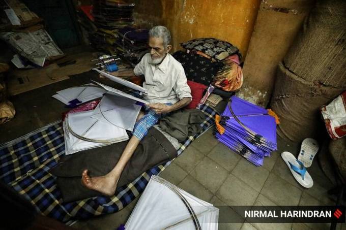 રાજસ્થાનના જોધપુરના રહેવાસી 86 વર્ષીય સત્તારભાઈ બેલીમ પતંગવાલા એક કારખાનામાં કાગળના પતંગ બનાવી રહ્યા છે. સત્તારભાઈ તેમના પરિવારમાં પતંગ બનાવનાર ત્રીજી પેઢી છે. તેમના દાદા જોધપુરના મહારાજા માટે પતંગ બનાવતા હતા. તેઓ 12 વર્ષની ઉંમરથી કાગળના પતંગો બનાવી રહ્યા છે. (એક્સપ્રેસ તસવીરઃ નિર્મલ હરીન્દ્રન)