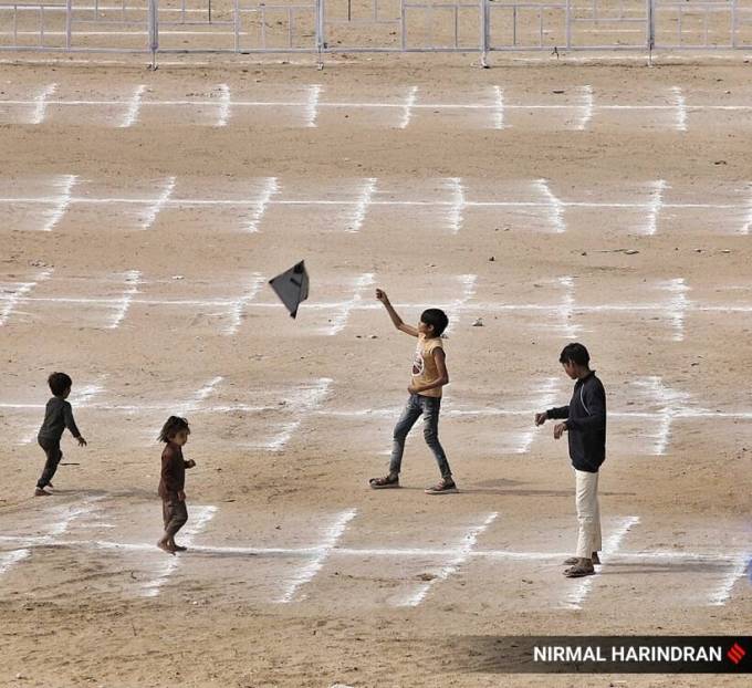 ઉત્તરાયણ એ અમદાવાદ સહિત ગુજરાતનો મહત્વપૂર્ણ તહેવાર છે. ગુજરાતની ઉત્તરાયણ અને પતંગ ઉડાવવાની મજા સમગ્ર દુનિયામાં જાણીતી છે. ઉત્તરાયણના પર્વ પહેલા જ અમદાવાદના સોલા વિસ્તારમાં એક મેદાનમાં પતંગ ઉડાવતા બાળકો. (એક્સપ્રેસ તસવીરઃ નિર્મલ હરીન્દ્રન)