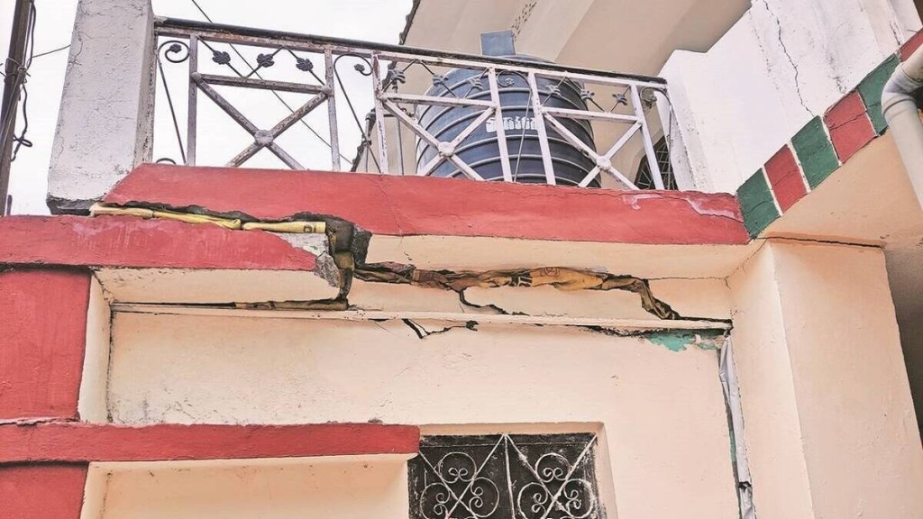 joshimath sinking : જોશીમઠથી 82 કિમી દૂર કર્ણપ્રયાગમાં પણ ડરામણો માહોલ, ઘર ખાલી કરવા મજૂબર લોકો