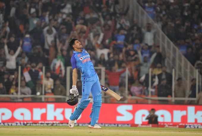 શુભમન ગિલે શાનદાર બેટિંગ કરતા 54 બોલમાં 10 ફોર 5 સિક્સર સાથે સદી ફટકારી હતી. ટી-20માં પ્રથમ સદી ફટકાર્યા પછી શુભમને આક્રમક અંદાજમાં ઉજવણી કરી હતી.શુભમન ગિલે મેચમાં 63 બોલમાં 12 ફોર 7 સિક્સર સાથે અણનમ 126 રન બનાવ્યા હતા. (Express photo by Nirmal Harindran)