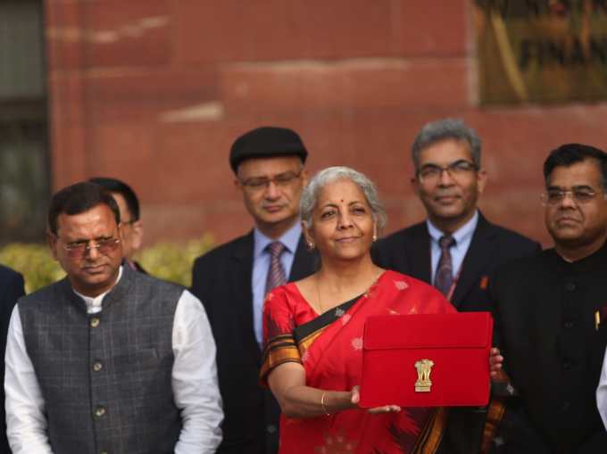 તો આ સાથે બજેટમાં પગારદારોને મોટી રાહત આપવામાં આવી છે. આવકવેરા મુક્તિની મર્યાદા પાંચ લાખથી વધારીને સાત લાખ કરાઈ છે.<br><br><br>