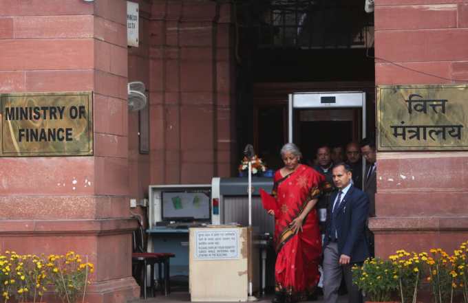 કેન્દ્રીય નાણામંત્રી નિર્મલા સીતારામન બજેટ રજૂ કરતા પહેલા રાષ્ટ્રપતિ દ્રૌપદી મુર્મુને મળવા પહોંચ્યા હતા. જ્યાં રાષ્ટ્રપતિ મુર્મુએ કેન્દ્રીય બજેટ 2023ને ઔપચારિક મંજૂરી આપી.