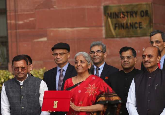 આપને જણાવી દઇએ કે, દેશમાં લેબ ગ્રોન ડાયમંડના પ્રોડક્શને પ્રોત્સાહન આપવા માટે આઇઆઇટીને પાંચ વર્ષ માટે R&amp;D ગ્રાન્ટ આપવામાં આવશે. આ સાથે બજેટ 2023માં મોટી અને મહત્વની બાબત રજૂ થઇ.