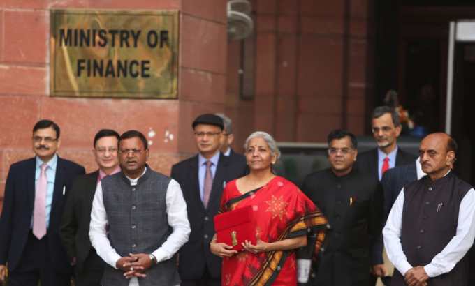 આપને જણાવી દઇએ કે, નિર્મલા સીતારામનના આ ખાસ લુકને જોતા લોકો એવું માની રહ્યા છે કે અંદાજપત્ર 2023માં કંઇક ખાસ હશે.