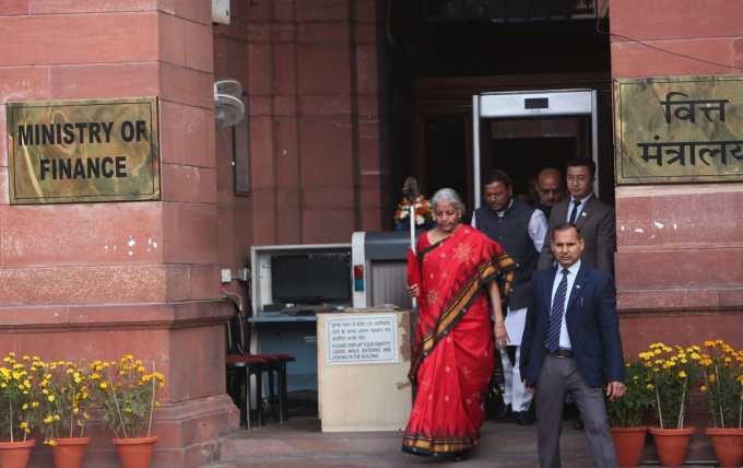 Budget 2023-24 Live Updates: આજે 1 ફેબ્રુઆરીએ કેન્દ્રીય નાણાંમંત્રી નિર્મલા સીતારામણ 5મી વખત સંસદમાં 11 કલાકેથી સામાન્ય અંદાજપત્ર રજૂ કરી રહ્યા છે. મહત્વનું છે કે, આવતા વર્ષે સામાન્ય ચૂંટણી પણ હોવાથી આ બજેટ ખુબ જ અગત્યનું છે. આ બજેટ મોદી સરકારના બીજા કાર્યકાળનું અંતિમ બજેટ હશે. સામન્યપણે નિર્મલા સીતારામન બજેટને લઇને તો ચર્ચામાં રહે જ છે પરંતુ તેમનું ભાષણ અને પહેરવેશને કારણે પણ તેમના તરફ ધ્યાન આકર્ષિત થાય છે. નિર્મલા સીતારામન દક્ષિણ ભારતથી આવે છે. એટલે તેમના પહેરવેશમાં પણ દક્ષિણ ભારતીય ફેબ્રિક ટચ જોવા મળે છે.