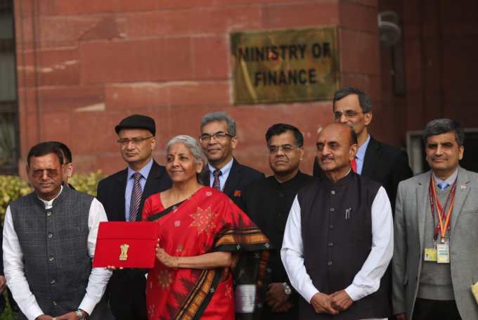 સામાન્ય બજેટ સમયે નિર્મલા સીતારમનની સાડી ખુબ ચર્ચામાં રહે છે. આ વખતે લગભગ પહેલીવાર તેમણે લાલ રંગની હેન્ડલુમ સાડી પહેરી છે. મહત્વનું છે કે, નિર્મલા સીતારામન તેની સાડીઓથી હેન્ડલુમને પ્રોત્સાહન પૂરું પાડે છે. લાલ રંગ ઉર્જા, હિંમત અને શક્તિનું પ્રતીક માનવામાં આવે છે. નાણામંત્રી માટે બજેટના અવસર પર આ રંગની પસંદગી કરવી જરૂરી બની શકે છે. તેણીની સાડી વિશે વાત કરીએ તો, આ સાડીમાં પરંપરાગત ટેમ્પલ બોર્ડર ચિત્રિત છે. આ લાલ રંગની સાડીમાં કાળી બોર્ડર પટ્ટી છે અને તેના પર સોનેરી વર્ક કરવામાં આવ્યું છે.