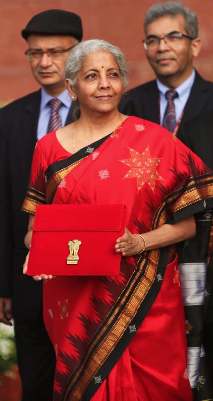 નિર્મલા સીતારમને બજેટ 2023 રજૂ કરતા સમયે કહ્યું કે, આજની વૈશ્વિક પરિસ્થિતિમાં માત્ર ભારત જ નહીં પરંતુ સમગ્ર વિશ્વનું ધ્યાન ભારતના બજેટ તરફ છે. વિશ્વની અસ્થિર આર્થિક પરિસ્થિતિમાં ભારતનું બજેટ ભારતના લોકોની આશાઓ અને આકાંક્ષાઓને પૂર્ણ કરશે.