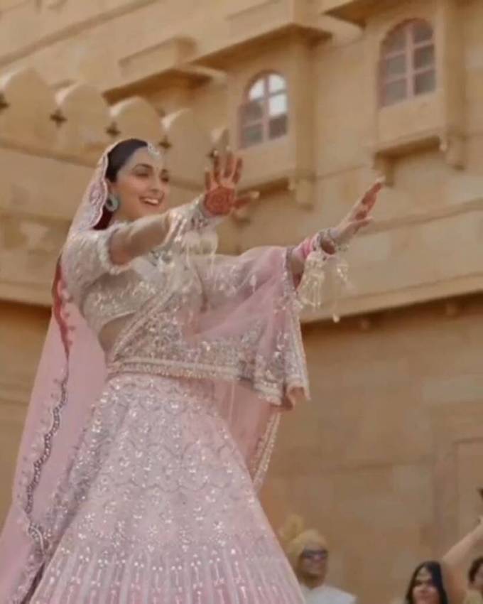 વીડિયોમાં કિયારાની દુલ્હન તરીકે અદભૂત એન્ટ્રી છે.(Photo: Kiara Advani/Instagram)