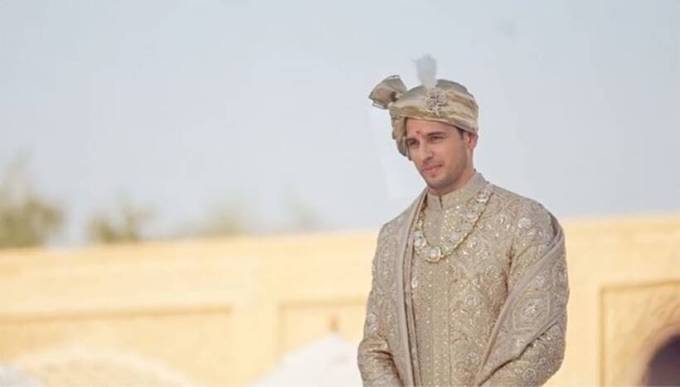 સિદ્ધાર્થ મલ્હોત્રા તેની દુલ્હન કિયારા અડવાણીની શાનદાર એન્ટ્રીને એકીટશે જોઇ રહ્યો હતો.  (Photo: Kiara Advani/Instagram)