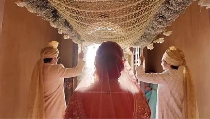 'ફૂલોંથી શણગારેલી ચુંદરી નીચે  લગ્ન મંડપ સુધી પહોંચી હતી કિયારા અડવાણી. (Photo: Kiara Advani/Instagram)