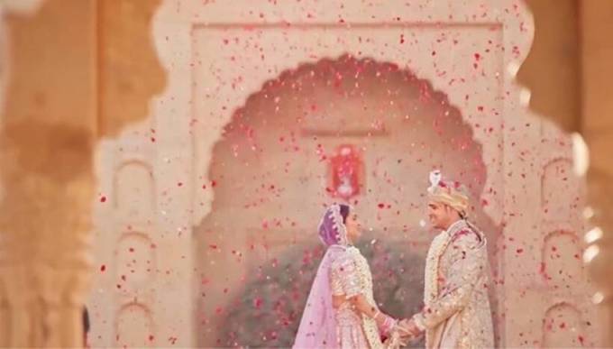 સિદ્ધાર્થ-કિયારાના લગ્નનો પ્રથમ વાયરલ વીડિયો ધમાકેદાર છે. જેને જોઇને તેના ચાહકો ખુશખુશાલ થઇ ગયા છે. જ્યારે કિયારા અને સિદ્ધાર્થે હાર પહેર્યા ત્યારે તેમના પર ફૂલોની વર્ષા કરવામાં આવી.  (Photo: Kiara Advani/Instagram)