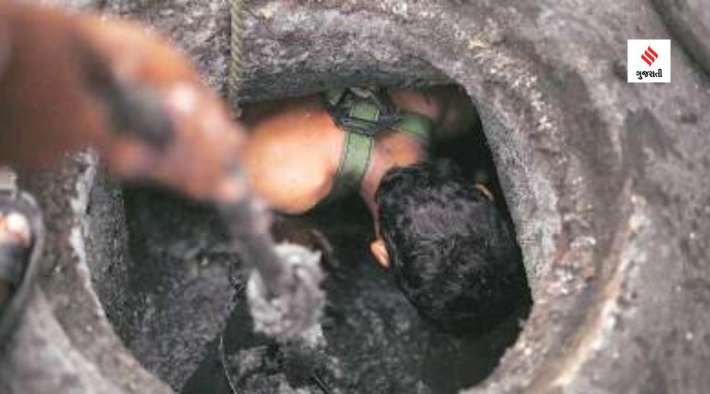 રાજકોટમાં ગટરની સફાઇ કરતા 2 કર્મચારીના કરુણ મોત રાજકોટમાં ગટરની સફાઇ કરતા 2 કર્મચારીના કરુણ મોત