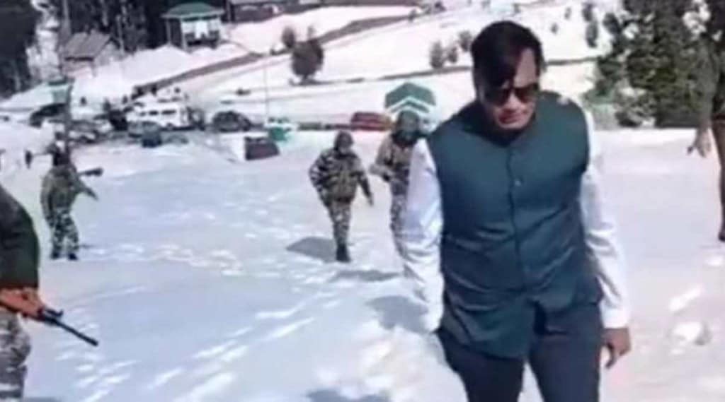 PMOના અધિકારીની ઓળખ આપી રોલો પાડતો ઠગ કિરણ પટેલ ઝડપાયો, Z + સિક્યોરિટી, બુલેટપ્રુફ કારની સુવિધા લેતો PMOના અધિકારીની ઓળખ આપી રોલો પાડતો ઠગ કિરણ પટેલ ઝડપાયો, Z + સિક્યોરિટી, બુલેટપ્રુફ કારની સુવિધા લેતો