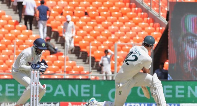 આર અશ્વિનની વાત કરવામાં આવે તો તેણે આ ટ્રોફીમાં અત્યાર સુધી 22 મેચની 41 ઇનિંગ્સમાં કુલ 113 વિકેટ ઝડપી છે. ઓસ્ટ્રેલિયાના નાથન લિયોનના નામે પણ 113 વિકેટ છે. તેણે આ સિદ્ધિ 26 મેચની 46 ઇનિંગ્સમાં મેળવી છે. (Express photo by Nirmal Harindran)