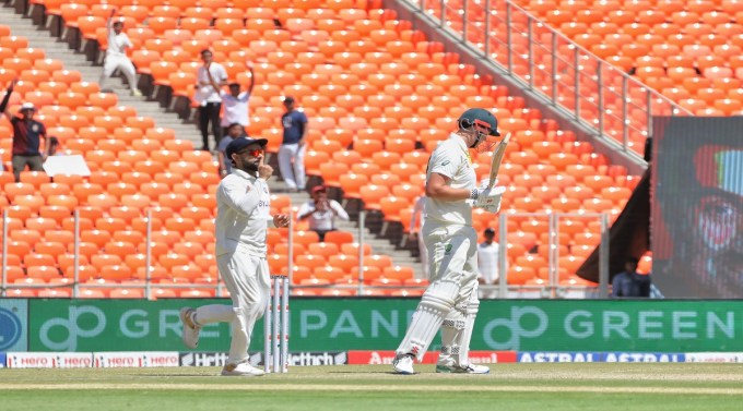 કોહલી ભારતનો બીજો એવો ફિલ્ડર છે, જેણે ઇન્ટરનેશનલ મેચમાં 300 કેચ કર્યા છે. ભારતનો રાહુલ દ્રવિડ પ્રથમ નંબરે છે. દ્રવિડે 509 ઇન્ટરનેશનલ મેચમાં 334 કેચ કર્યા છે. (Express photo by Nirmal Harindran)