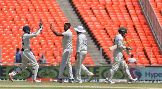 અમદાવાદમાં ઓસ્ટ્રેલિયા સામે ચોથી ટેસ્ટ મેચની પ્રથમ ઇનિંગ્સમાં ભારતીય સ્પિનર આર અશ્વિને 47.2 ઓવરમાં 91 રન આપી 6 વિકેટ ઝડપી હતી. આ સાથે જ તે બોર્ડર-ગાવસ્કર ટ્રોફીમાં ભારત તરફથી સૌથી વધારે વિકેટ ઝડપનાર બોલર બન્યો છે. અશ્વિને ભારતના પૂર્વ સ્પિનર અનિલ કુંબલેનો રેકોર્ડ તોડ્યો છે. આ સિવાય અશ્વિને કારકિર્દીમાં 32મી વખત 5 વિકેટ ઝડપવાની સિદ્ધિ મેળવી છે. (Express photo by Nirmal Harindran)