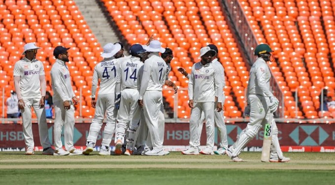 ઇન્ટરનેશનલ ક્રિકેટમાં વિરાટ કોહલીના 300 કેચ - ઓસ્ટ્રેલિયા સામે વિરાટ કોહલીએ નાથન લિયોનના કેચ પકડતા જ એક ખાસ સિદ્ધિ મેળવી છે. કોહલીએ ઇન્ટરનેશનલ ક્રિકેટમાં 300 કેચ પુરા કર્ચા છે. 494 મેચમાં આ સિદ્ધિ મેળવી છે. કોહલીએ ટેસ્ટ ક્રિકેટમાં 109 કેચ, વન-ડેમાં 141 અને ટી-20માં 50 કેચ કર્યા છે. (Express photo by Nirmal Harindran)