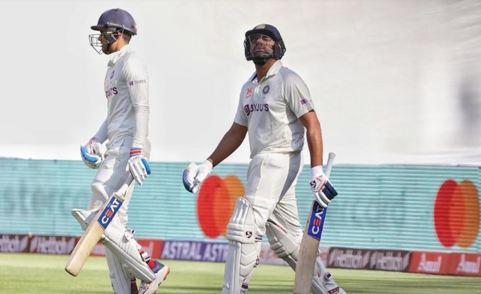 વર્લ્ડ ક્રિકેટમાં 300 કેચ કરનાર કોહલી સાતમો પ્લેયર બન્યો છે. ઇન્ટરનેશનલ ક્રિકેટમાં સૌથી વધારે કેચનો રેકોર્ડ શ્રીલંકાના મહેલા જયવર્ધનેના નામે છે. તેણે 662 મેચમાં 440 કેચ કર્યા છે.(Express photo by Nirmal Harindran)