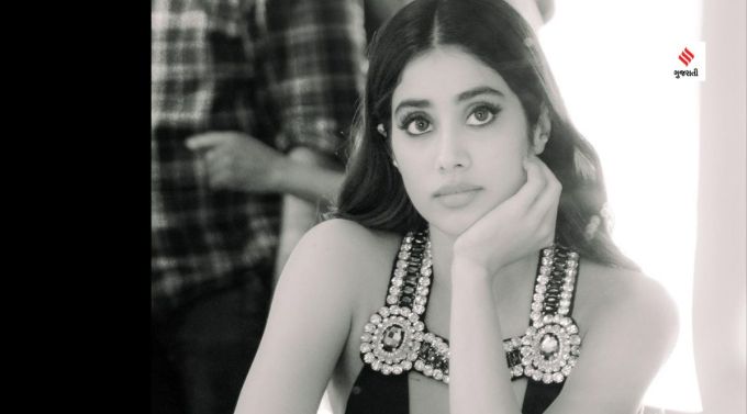 જાન્હવી કપૂરે ઇન્સ્ટાગ્રામ પર બ્લેક ડ્રેસમાં હોટ ફોટો શેર કર્યા છે. હુશ્નનો જલવો જોવા માટે ફિલ્મ ફેર એવોર્ડ સુધી રાહ કેમ જોવી એવી માર્મિક ટકોર કરતાં જાન્હવીએ ફેન્સના દિલ ધડકાવી દેનારા પોઝ આપ્યા છે.