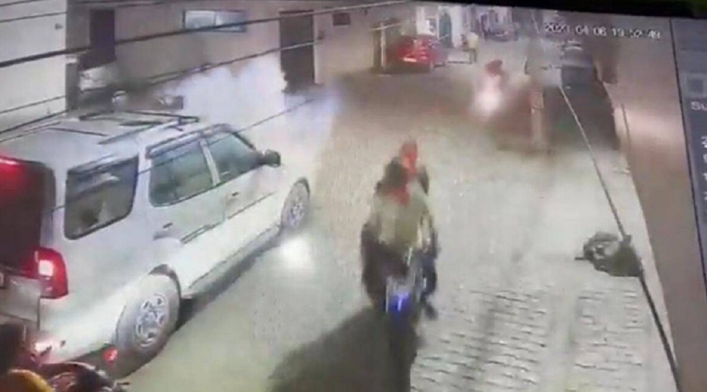 પ્રયાગરાજમાં બીજેપી નેતાના પુત્ર પર બોમ્બથી હુમલો, CCTVમાં કેદ થઇ ઘટના, જુઓ વીડિયો