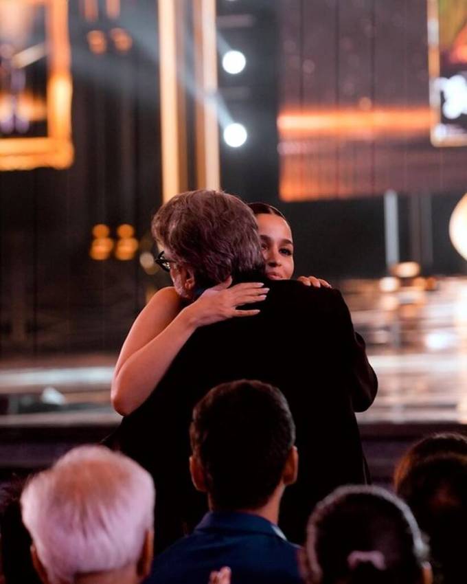 આલિયાએ અંતમાં કહ્યું, "અને આખરમાં પરંતુ સૌથી છેલ્લે નહીં! મારો સુંદર પરિવાર જે મને સપોર્ટ કરે છે અને મને મક્કમ રાખે છે - મામા, પાપા, તન્ના હું તમને પ્રેમ કરું છું.. મારી બીજી મમ્મી - મારી સાસુ અને મારા સસરા ઉપર જેમના આશીર્વાદ હંમેશા મારી સાથે છે. મારા પતિ, મને કલાકો સુધી મારા દિવસભરના બડબડાટ સાંભળવા માટે અને જ્યારે પણ હું ઉદાસ અને બહાર હોઉં ત્યારે મને પ્રોત્સાહિત કરતા હતા! અને મારી દિકરી, જે તે સમયે ત્યાં ન હતી, પણ તેણી મારા માટે જે આનંદ અને શાંતિ લાવે છે તેના માટે મારા બાકીના જીવન માટે આભાર ♥♥♥ જીવનભર આભારી 🌙🌙." (ફોટોઃ આલિયા ભટ્ટ/ઈન્સ્ટાગ્રામ)