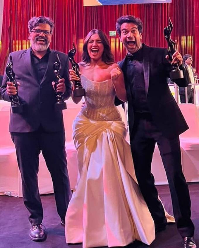 ભૂમિ પેડનેકરે પોસ્ટ કરી - "મારો ત્રીજો :) #BadhaaiDo મારા હૃદયમાં કાયમ માટે અંકિત થઇ જશે ❤️🌈#FilmfareAwards2023. ભગવાન તમારો આભાર, મારો પરિવાર, મિત્રો, મારા બધા ફિલ્મ નિર્માતાઓ અને મારા પ્રેક્ષકો." (ફોટોઃ ભૂમિ પેડનેકર/ઈન્સ્ટાગ્રામ)