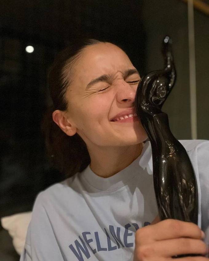 આલિયા ભટ્ટે બેસ્ટ એક્ટર - ફિમેલનો એવોર્ડ જીત્યો છે. તેની મૂવી ગંગુબાઈ કાઠિયાવાડી'ને ફિલ્મફેર એવોર્ડ્સ 2023માં શ્રેષ્ઠ ફિલ્મ જાહેર કરવામાં આવી હતી. (ફોટોઃ આલિયા ભટ્ટ/ઈન્સ્ટાગ્રામ)