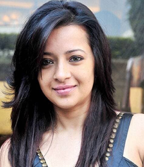 <strong>રીમા સેન</strong><br> રીમા સેન દક્ષિણ ભારતીય ફિલ્મ ઉદ્યોગની ટોચની અભિનેત્રીઓમાંની એક છે. તેણે ઘણી બંગાળી થિયેટર, તમિલ ફિલ્મો, તેલુગુ ફિલ્મો અને હિન્દી ફિલ્મોમાં કામ કર્યું છે. તે પશ્ચિમ બંગાળની રહેવાસી છે. તે બંગાળી છે અને હજુ પણ દક્ષિણ ભારતીય ફિલ્મમાં કામ કરે છે. તેણે સાઉથની ફિલ્મ 'આર માધવન'થી ડેબ્યૂ કર્યું હતું.