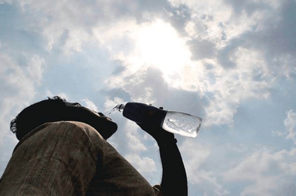 એપ્રિલની શરૂઆતથી ઉનાળાનો પ્રભાવ વધ્યો છે. વાતાવરણમાં બદલાવના કારણે દરેક વ્યક્તિ પોતાને સૂર્યથી બચાવવાનો પ્રયાસ કરી રહ્યો છે.