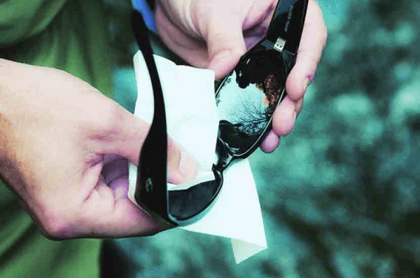 આંખોને તડકાથી બચાવવા માટે સનગ્લાસનો ઉપયોગ કરવો ખૂબ જ ફાયદાકારક છે. જેના કારણે સૂર્યના તીવ્ર યુવી કિરણો આંખો સુધી પહોંચતા નથી. પરિણામે, આંખોને તકલીફ થતી નથી.