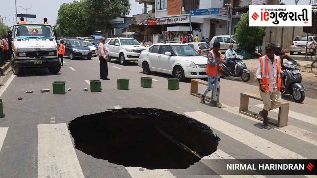 Ahmedabad Rain : ચોમાસા પહેલાના વરસાદમાં જ અમદાવાદ તંત્રની પોલ ખુલી, ભૂવા જોઇ તમને પણ ગુસ્સો આવી જશે Ahmedabad Rain : ચોમાસા પહેલાના વરસાદમાં જ અમદાવાદ તંત્રની પોલ ખુલી, ભૂવા જોઇ તમને પણ ગુસ્સો આવી જશે