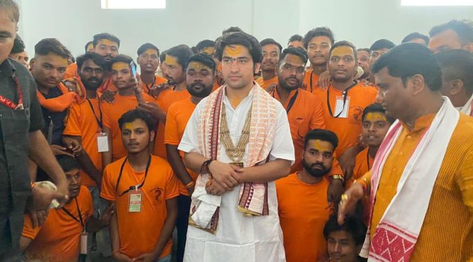 બાગેશ્વર ધામ બાબા ધીરેન્દ્ર શાસ્ત્રી હાલમાં ગુજરાત પ્રવાસે છે. તેઓ આજથી બે દિવસ સુરતમાં દરબાર યોજી રહ્યા છે. ત્યાર બાદ તેઓ 29 મેના રોજ અમદાવાદમાં દરબાર યોજશે, ત્યારબાદ 1 અને 2 જૂને રાજકોટમાં દરબાર યોજશે. તો જોઈએ ધીરેન્દ્ર શાસ્ત્રી કોણ છે. તેમના પરિવારમાં કોણ છે. બાગેશ્વર ધામના દરબારમાં કેવી રીતે હાજરી લગાવી શકો છો? બધુ જ