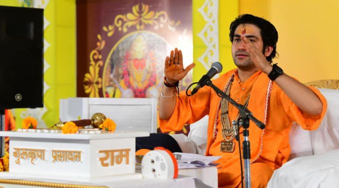 ભક્તો અનુસાર બાગેશ્વર ધામનું વાસ્તવિક સત્ય?<br>કહેવાય છે કે, બાગેશ્વર ધામના મહારાજને બાલાજીના આશીર્વાદ છે, જેના કારણે મહારાજ આ બધું સરળતાથી કરી શકે છે. મહારાજે તેની પાછળ કહ્યું કે, આ અમારી મહેનત છે. અને આ છે બાગેશ્વર ધામનું સત્ય. બાગેશ્વર ધામનો ઈતિહાસ ઘણો જૂનો છે