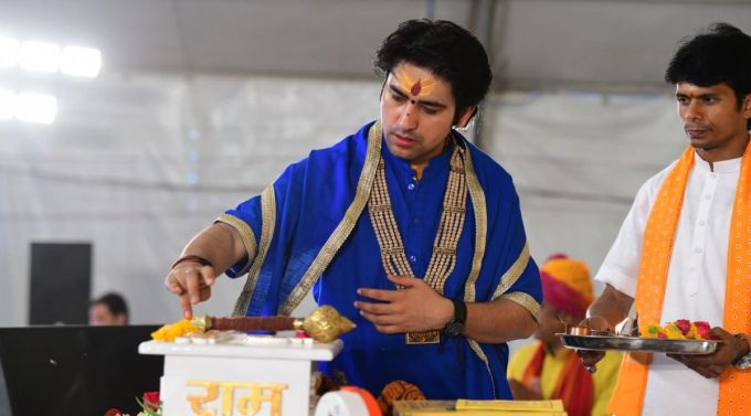 બાગેશ્વર આટલું પ્રખ્યાત કેમ છે?<br>બાગેશ્વર તેના કુદરતી વાતાવરણ, ગ્લેશિયર્સ, નદીઓ અને મંદિરો માટે જાણીતું છે. તે બાગેશ્વર જિલ્લાનું વહીવટી મથક પણ છે.