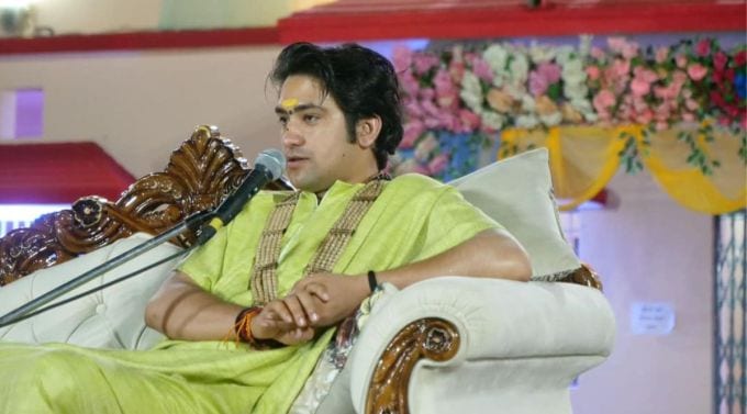 બાગેશ્વર મહારાજની ઉંમર કેટલી છે?<br>માહિતી અનુસાર, બાગેશ્વર મહારાજ ધીરેન્દ્ર કૃષ્ણ શાસ્ત્રીનો જન્મ 4 જુલાઈ, 1996ના રોજ છતરપુરના ગઢા ગામમાં થયો હતો અને તેમની હાલની ઉંમર 27 વર્ષ છે. બાગેશ્વર મહારાજ ધીરેન્દ્ર કૃષ્ણ શાસ્ત્રીએ બીએ સુધીનો અભ્યાસ કર્યો છે.